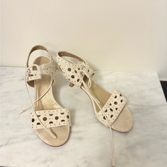Stuart Weizmann sz 8.5 Circular strappy studded kitten heels in cream leather - Picture 1 of 4